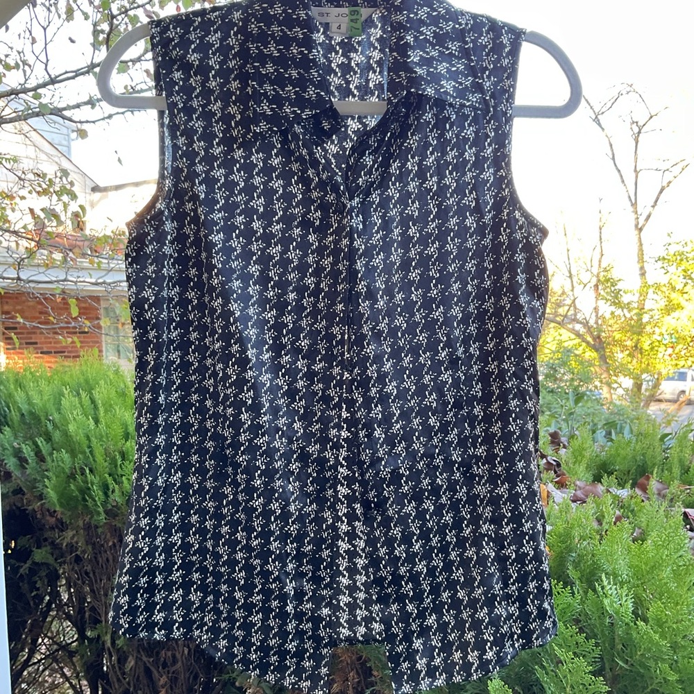 St. John silk button up top. Size 4. - Picture 2 of 8